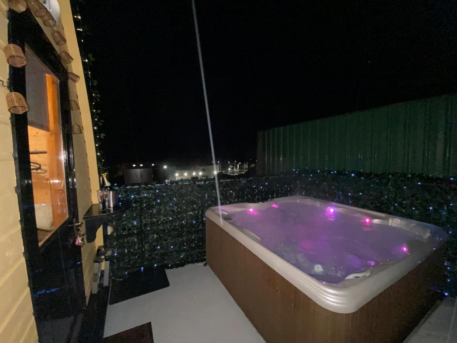 Arch Pod & Hot Tub Apartment คาร์นโดนาคห์ ภายนอก รูปภาพ
