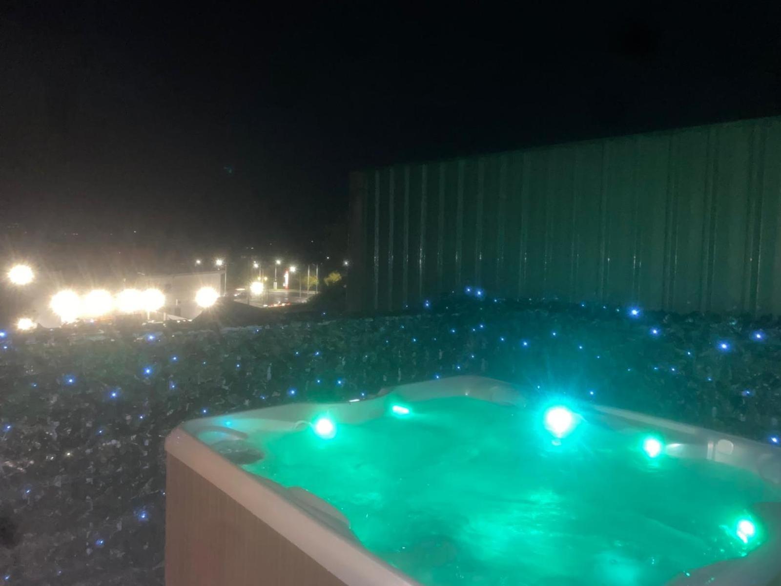 Arch Pod & Hot Tub Apartment คาร์นโดนาคห์ ภายนอก รูปภาพ